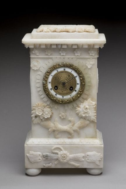 OROLOGIO A PENDOLO in alabastro scolpito con corna