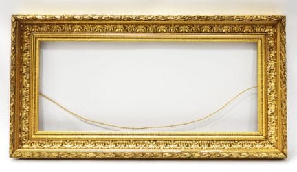 MARCO de madera y estuco dorado con decoración de 