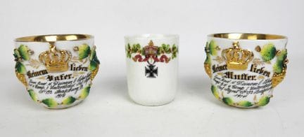 GERMANIA. Coppia di tazze decorate con scene polic