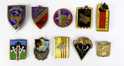 INSIGNES INDOCHINE. Ensemble de 10 insignes divers