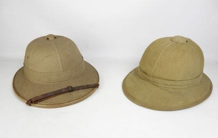 COIFFURES. Ensemble de 2 casques coloniaux du type