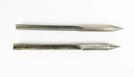 AERONAUTICS. Pair of "Bon" steel darts. L: 12 cm. 
