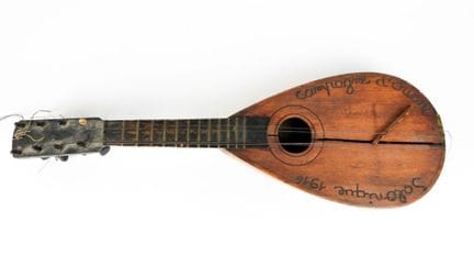 SOUVENIR. Mandoline dont la caisse est gravée "Sal