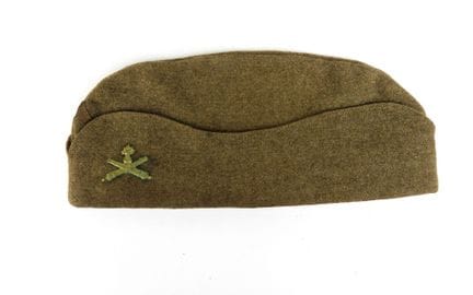 COIFFURES. Bonnet de police de sergent d'artilleri