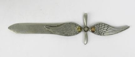 航空。铝制信件开启器，饰有航空徽章，并刻有“1914-15”字样。长：19 厘米。BE