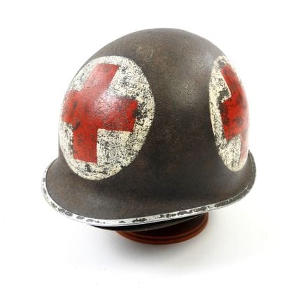 COIFFURES. USA. Casque M1 de Medic en acier peint 