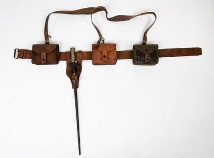 ÉQUIPEMENTS. Ensemble composé du ceinturon en cuir