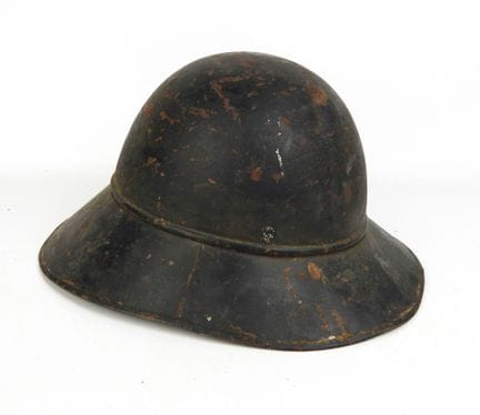 COIFFURES. Casque en acier peint en bleu foncé, co