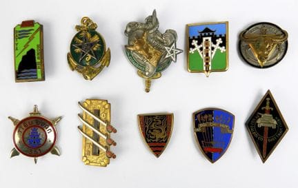 INSIGNES INDOCHINE. Ensemble de 10 insignes divers