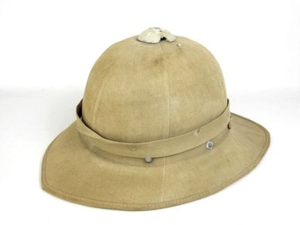 COIFFURES. ANGLETERRE. Casque colonial type Wolsel
