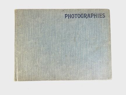 相册。一本25×33厘米的大开本相册，内含约200张不同尺寸的照片，由让-路易·拉皮（Jean-Lo