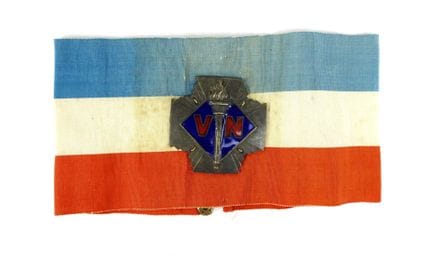 杂项。国民志愿军臂章（1933-1936），珐琅金属徽章， 附有一幅解放时期的原始画作《拉罗谢尔 1