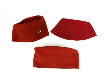 COIFFURES. Ensemble de 2 chéchias en laine garance