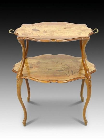 Émile GALLE (1846-1904) : 
Table à thé en noyer et
