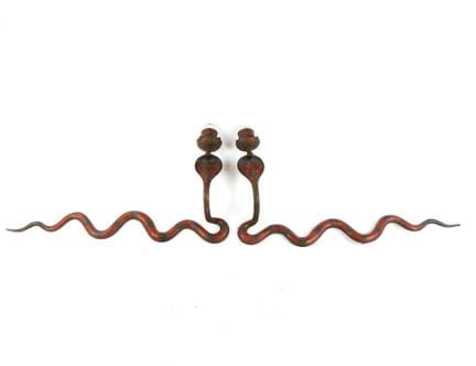 PAIRE D'APPLIQUES murales à une lumière en bronze 