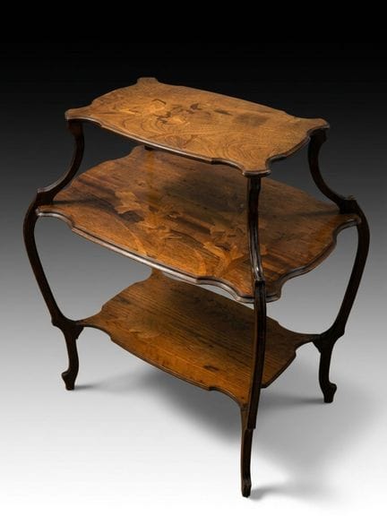 Émile GALLE (1846-1904).
Table à thé en noyer moul