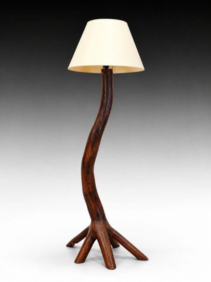 LAMPADAIRE brutaliste en bois teinté, le fût courb