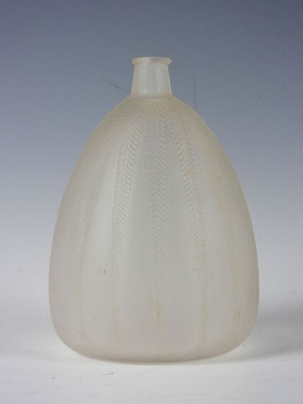 René LALIQUE (1860-1945).
Vase modèle Mimosa en ve