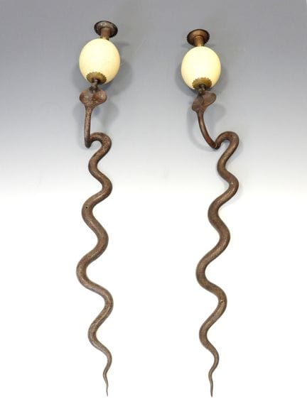 PAIRE D'APPLIQUES murales à une lumière en bronze 