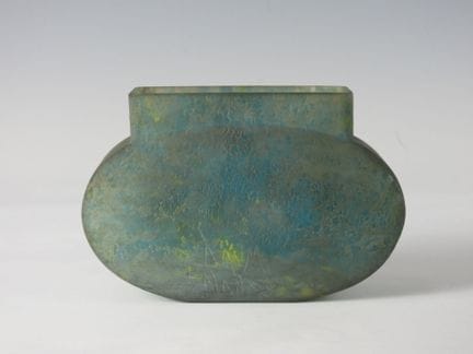 DAUM - Nancy. 
Vase en verre marmoréen bleu nuancé