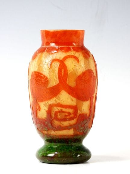LE VERRE FRANCAIS : 
Petit vase en verre multicouc