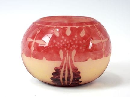 LE VERRE FRANCAIS : 
Petit vase boule en verre mul