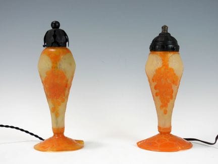 LE VERRE FRANCAIS. 
Deux lampes veilleuses pouvant