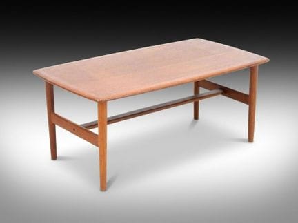 TABLE BASSE en teck, piétement à entretoise. 
Trav