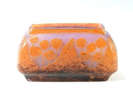 LE VERRE FRANCAIS : 
Cerise. 
Vase jardinière en v