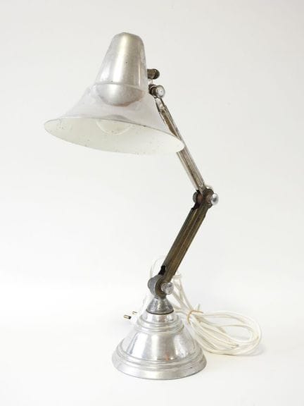 Werk aus den 1940er Jahren
Schreibtischlampe aus A