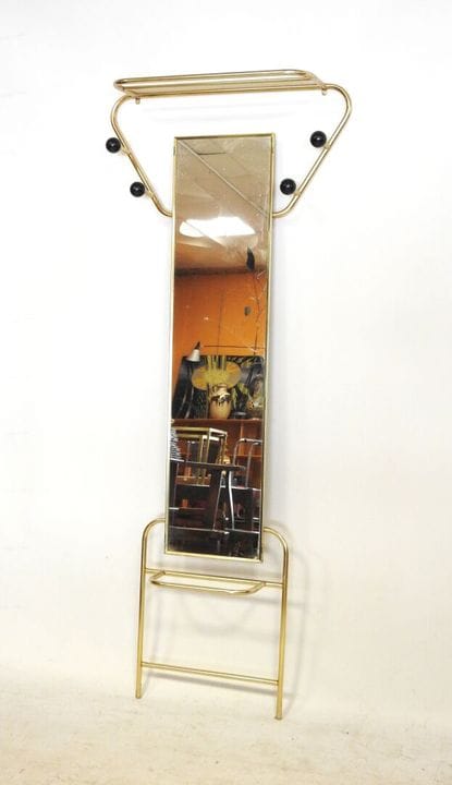 Werk aus den 1950er Jahren
Wandgarderobe mit vergo