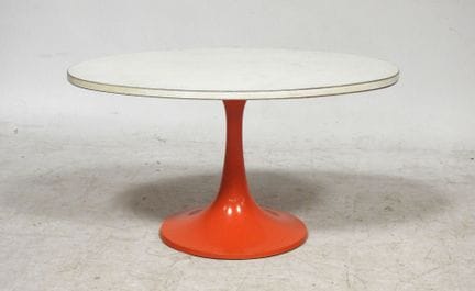 Piece from the 1970s
Side table with an oval white