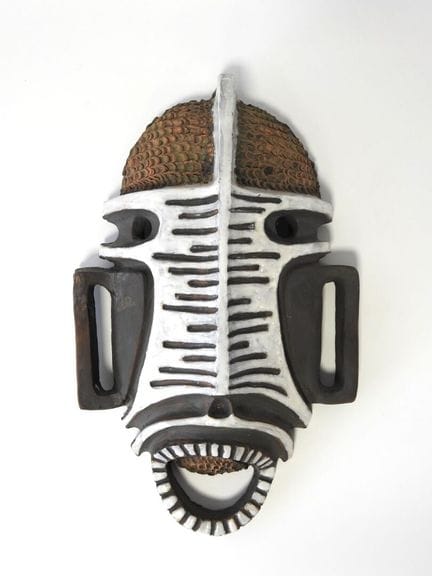 Afrikanisch anmutende Maske aus glasierter und pat