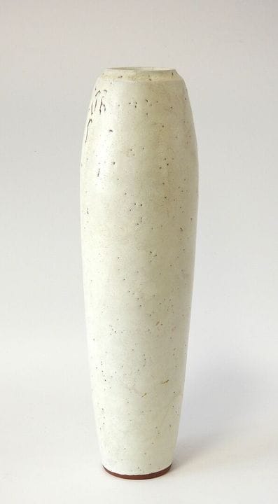 Vaso di forma allungata in terracotta smaltata con