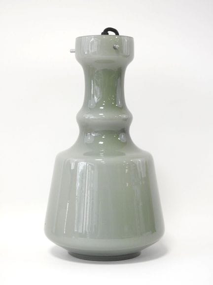 TARGETTI SANKEY 制造商
白色与水绿色双色玻璃吊灯，梨形
高（仅玻璃部分）：31.5 