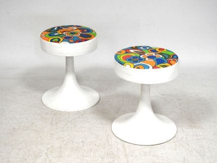 Werk aus den 70er Jahren
Ein Paar Hocker mit weiß 