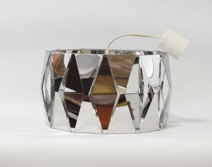80/90年代作品
“太空时代”风格的镀铬金属吊灯，饰有镂空菱形切面
总高：46 厘米；直径：34 