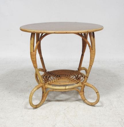 Piece from the 1960s
Coffee table with a circular 