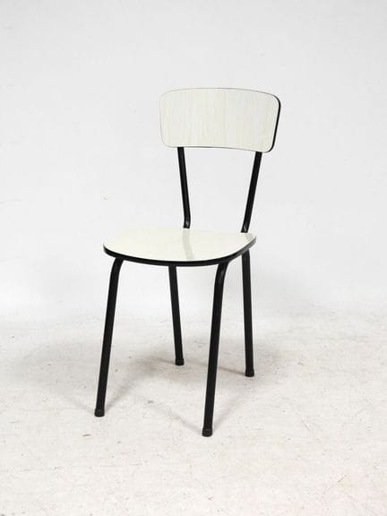 Werk aus den 1950er Jahren
Stuhl aus Formica auf e