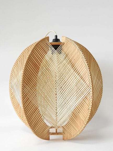 20世纪60年代的斯堪的纳维亚风格作品
球形吊灯，饰有交错的线材和镂空木片。带电源
总高：70 厘米