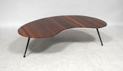 Modern Design
Coffee table with a bean-shaped top 