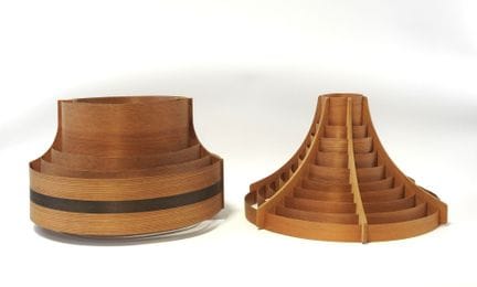 50年代的作品
一套两盏由精细层压木制成的吊灯。需自行接电
高：24 厘米；直径：38 厘米；高：2
