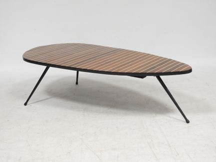 Modern Design
Tripod-shaped coffee table with a fr