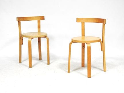 Alvar AALTO (1898–1976) im Stil von
Ein Paar Stühl
