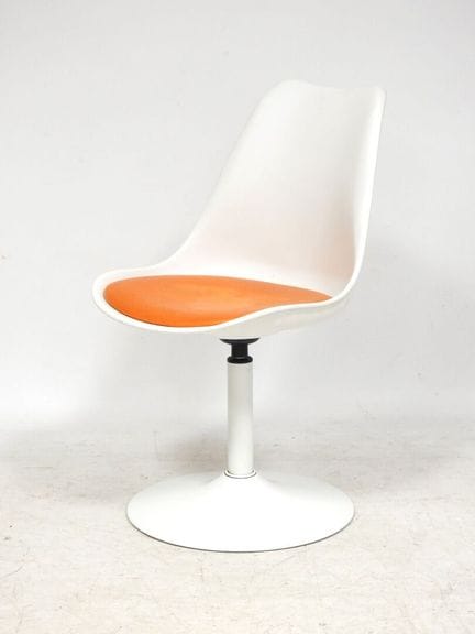EERO SAARINEN (1910–1961) im Stil von 
Stuhl in Tu