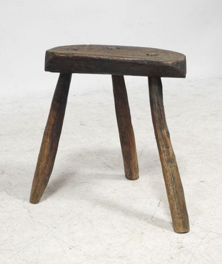 Werk im BRUTALISTISCHEN Stil
Hocker aus einem einz