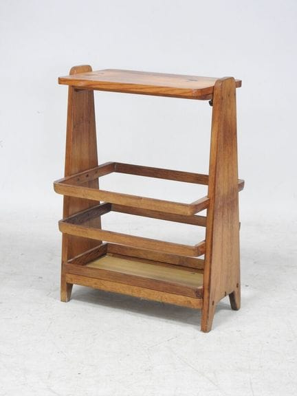 Piece from the 1950s
Side table doubling as a maga