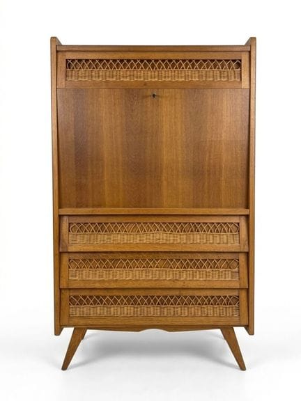 20世纪50年代的作品
橡木与橡木贴面翻盖式书桌，饰有编织柳条装饰元素，前部设有一个翻盖和3个抽屉。
