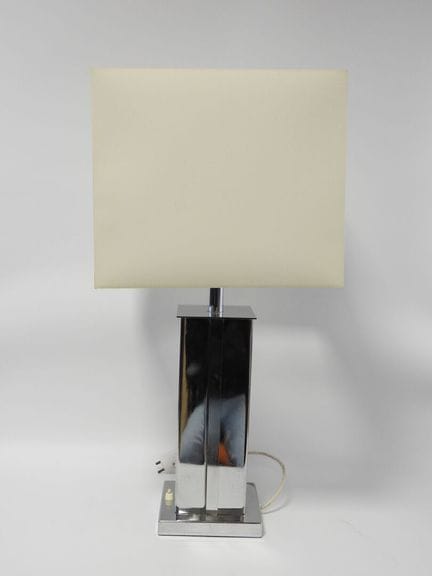 Werk aus den 70er Jahren
Tischlampe mit viereckige