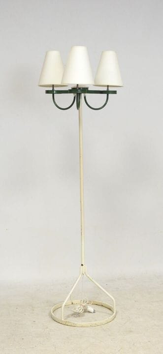 Stück aus den 1950er Jahren
Dreifuß-Stehlampe mit 